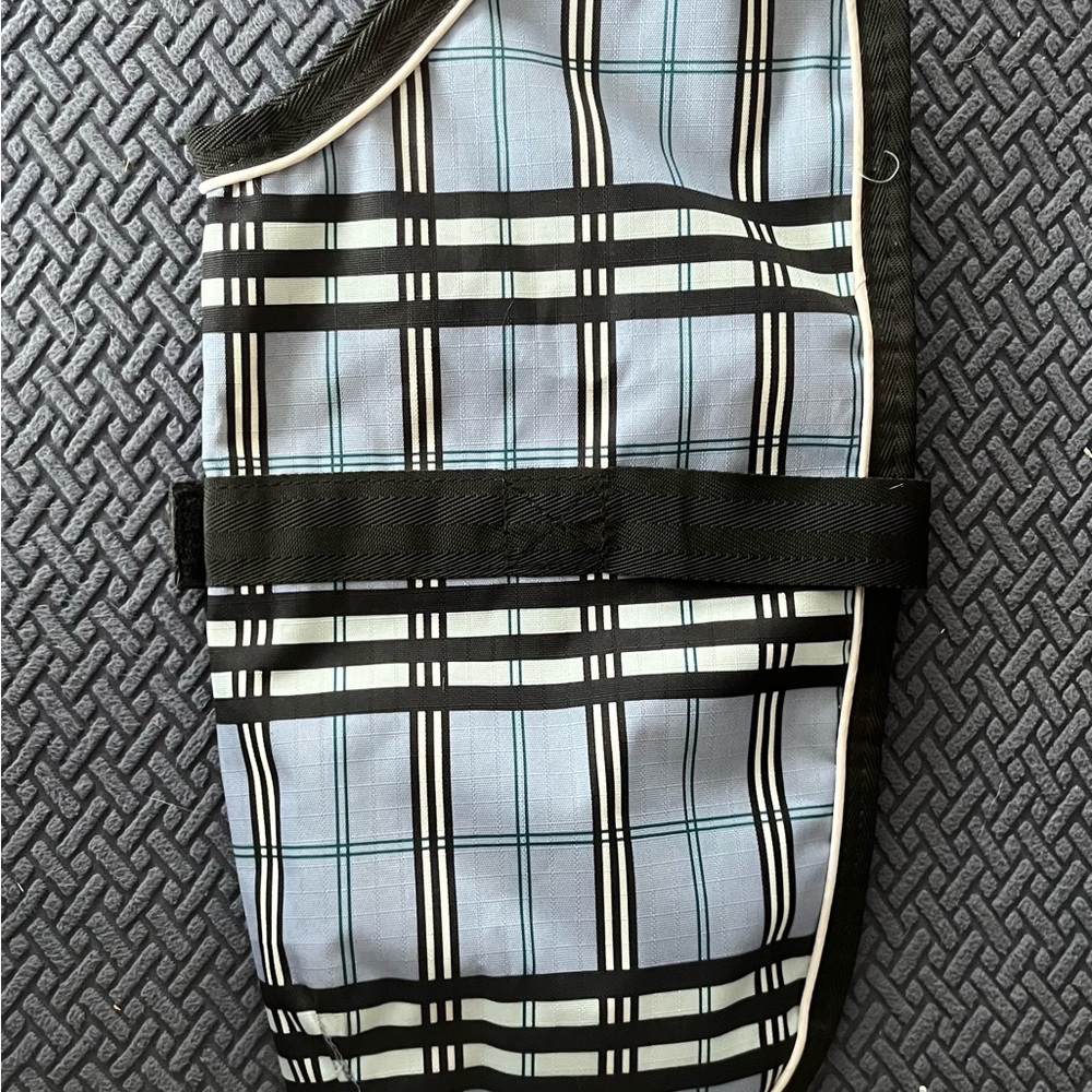 Thinsulate Smartpak waterproof Doggie parka with adjustable Velcro straps. - Picture 2 of 4